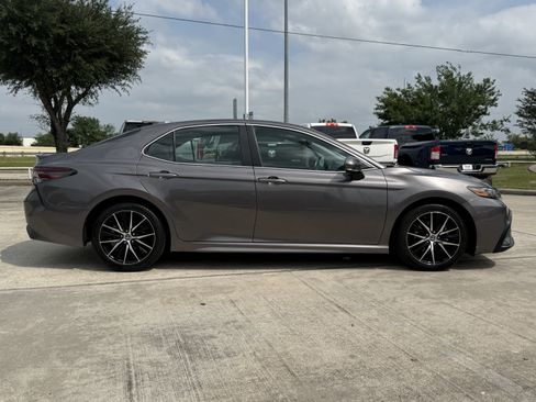 Used 2024 Toyota Camry SE FWD image 3