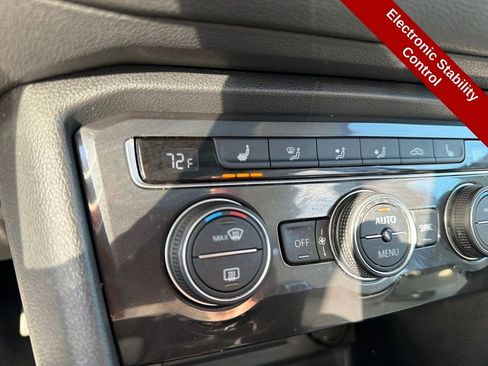 Used 2021 Volkswagen Tiguan SE image 32