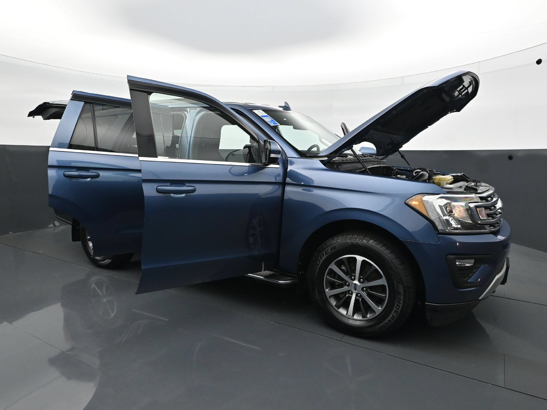 Used 2019 Ford Expedition XLT w/ Equipment Group 202A AWD/4WD image 39