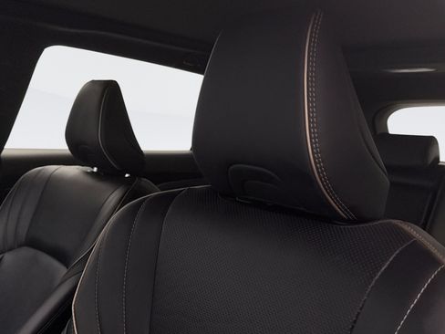 Used 2025 Toyota Crown Signia w/ Advanced Technology Package image 8