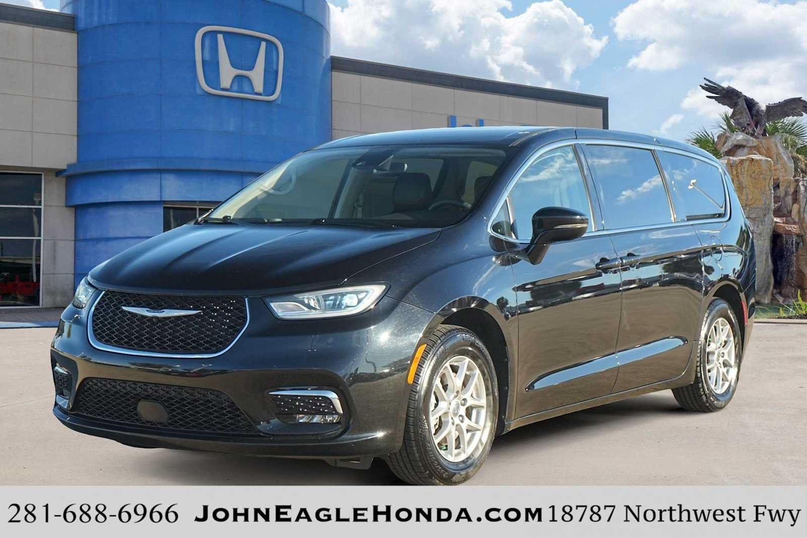 Used 2024 Chrysler Pacifica Touring-L FWD image 1