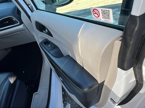 Used 2024 Chrysler Pacifica Touring-L image 18