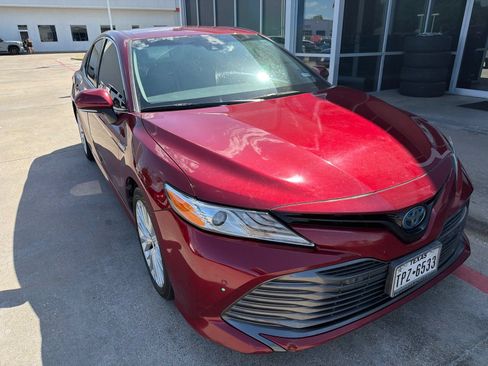 Used 2018 Toyota Camry XLE FWD image 3