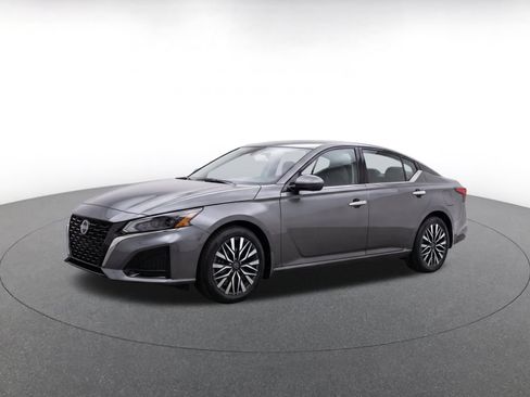 Used 2025 Nissan Altima 2.5 SV FWD image 3