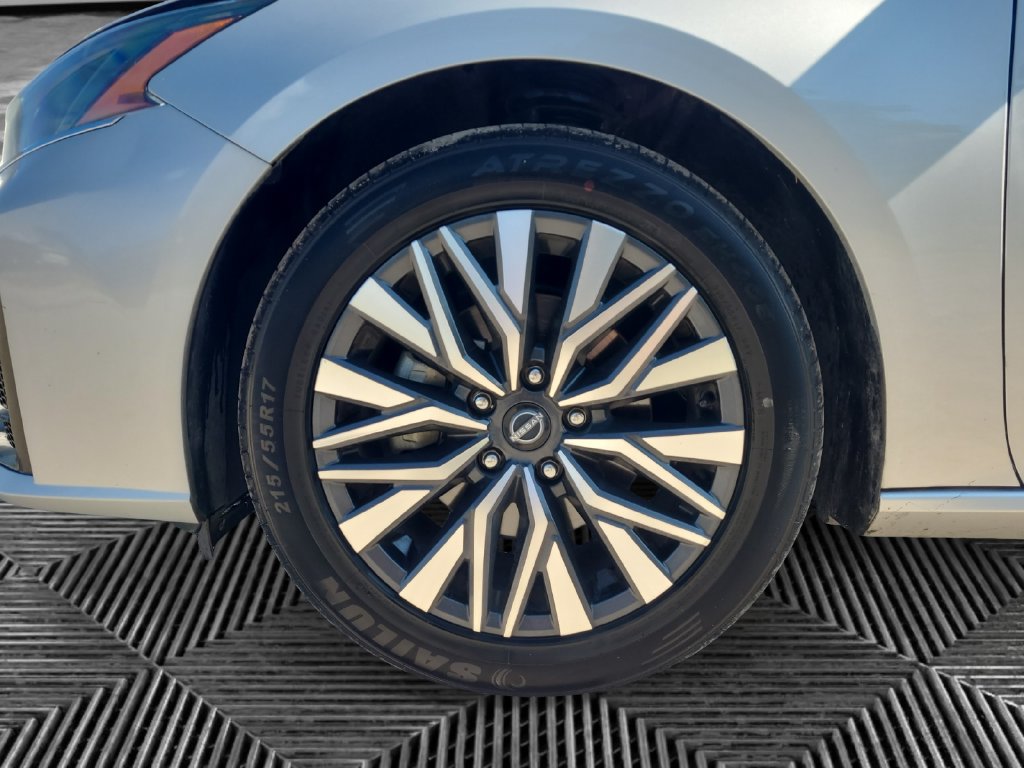 Used 2024 Nissan Altima 2.5 SV FWD image 14