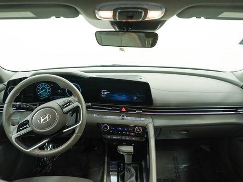 Used 2025 Hyundai Elantra SEL FWD image 13