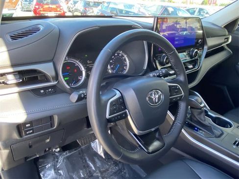 Certified 2024 Toyota Highlander XLE image 19