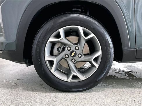 Used 2025 Chevrolet Trax LT FWD image 8