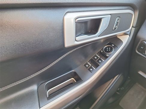 Used 2022 Ford Explorer XLT w/ Equipment Group 202A image 17