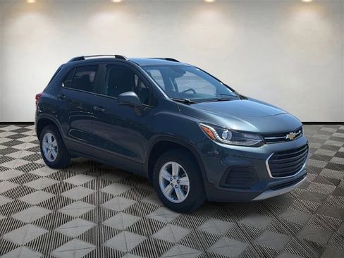 Used 2022 Chevrolet Trax LT w/ LT Convenience Package AWD/4WD image 3