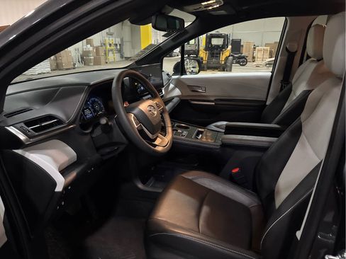 Used 2025 Toyota Sienna XSE image 9