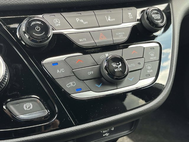 New 2027 Chrysler Pacifica Select FWD image 24
