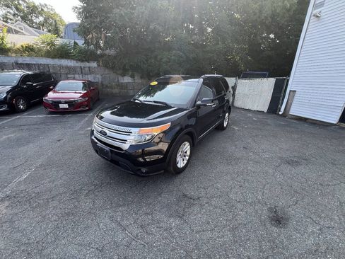 Used 2014 Ford Explorer XLT w/ Equipment Group 202A AWD/4WD image 9