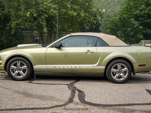 Used 2005 Ford Mustang Convertible RWD image 22