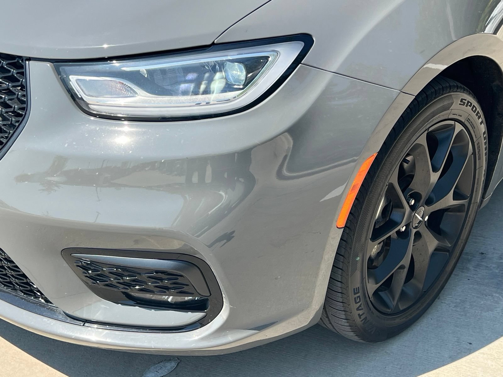 Used 2025 Chrysler Pacifica Limited FWD image 4