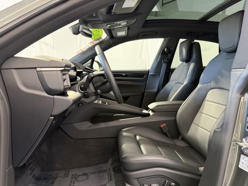 Used 2025 Porsche Macan Electric RWD image 10