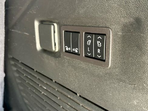 Used 2023 GMC Yukon Denali w/ Advanced Technology Package AWD/4WD image 12