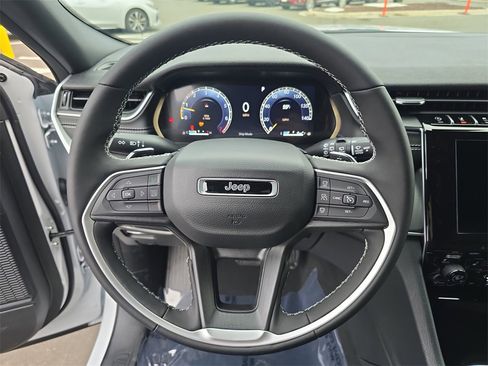 New 2025 Jeep Grand Cherokee Laredo image 17