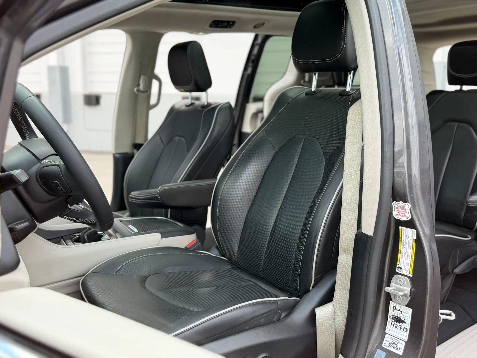 Used 2023 Chrysler Pacifica Limited FWD image 21