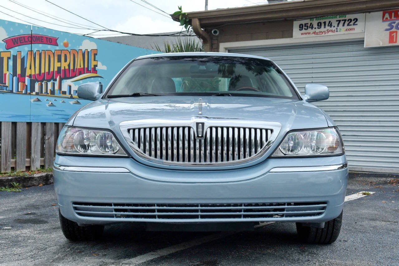 Used 2007 Lincoln Town Car Signature Limited RWD image 2