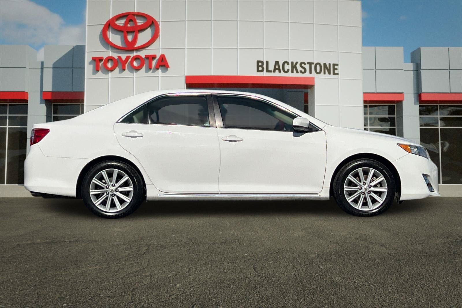 Used 2014 Toyota Camry XLE w/ Leather Package FWD image 2