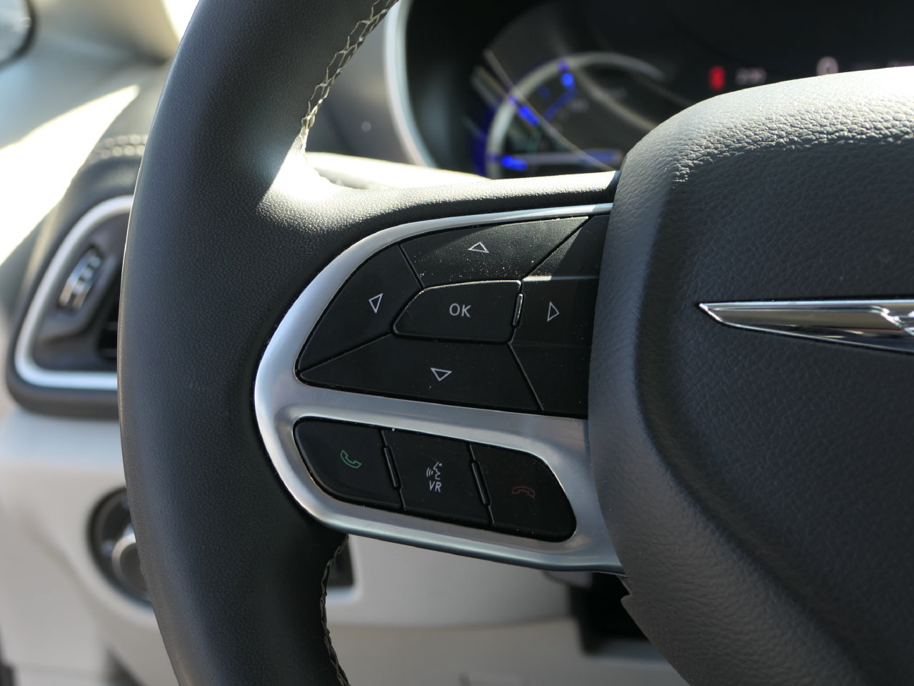 Used 2024 Chrysler Pacifica Limited FWD image 16