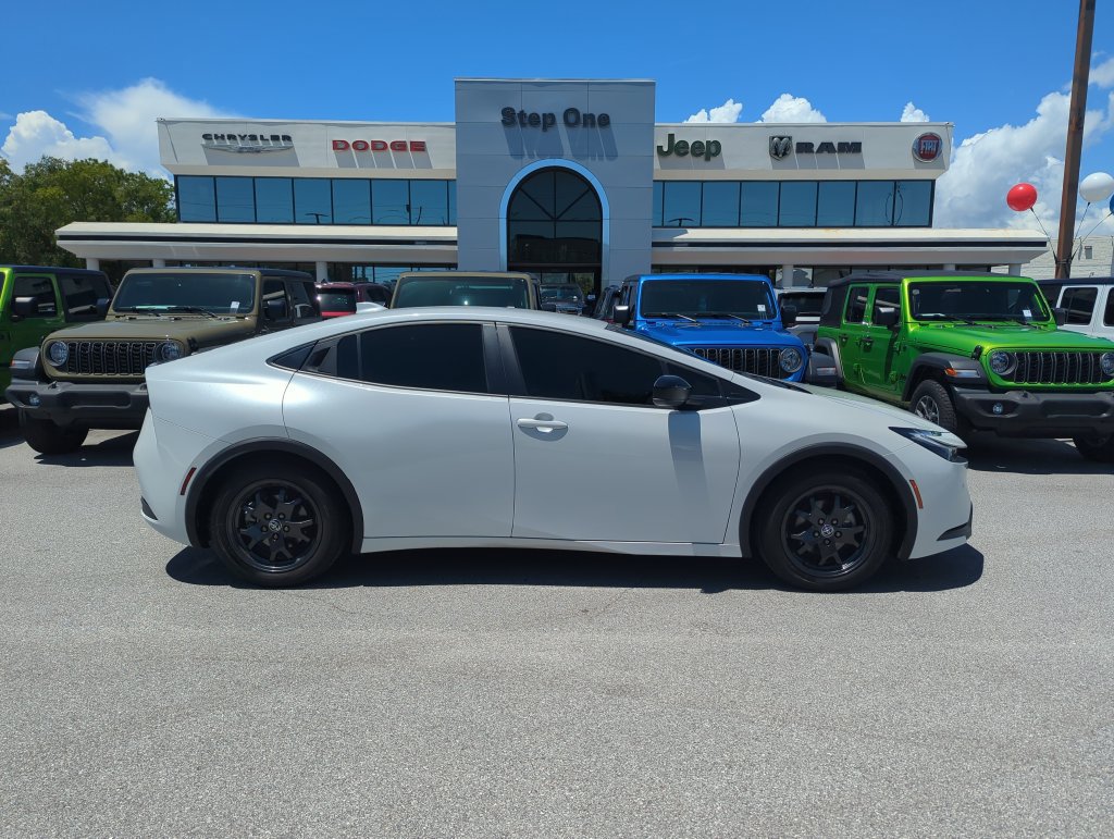 Used 2025 Toyota Prius LE FWD image 7