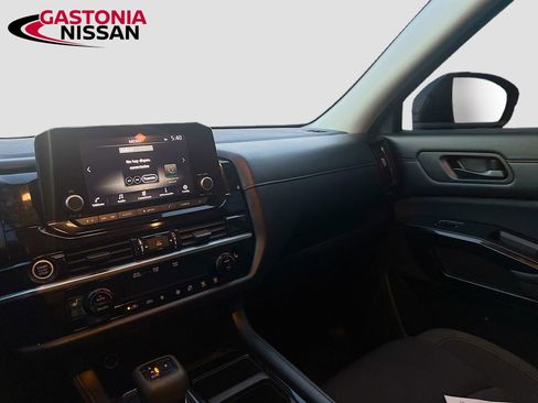 Used 2024 Nissan Pathfinder SV image 30