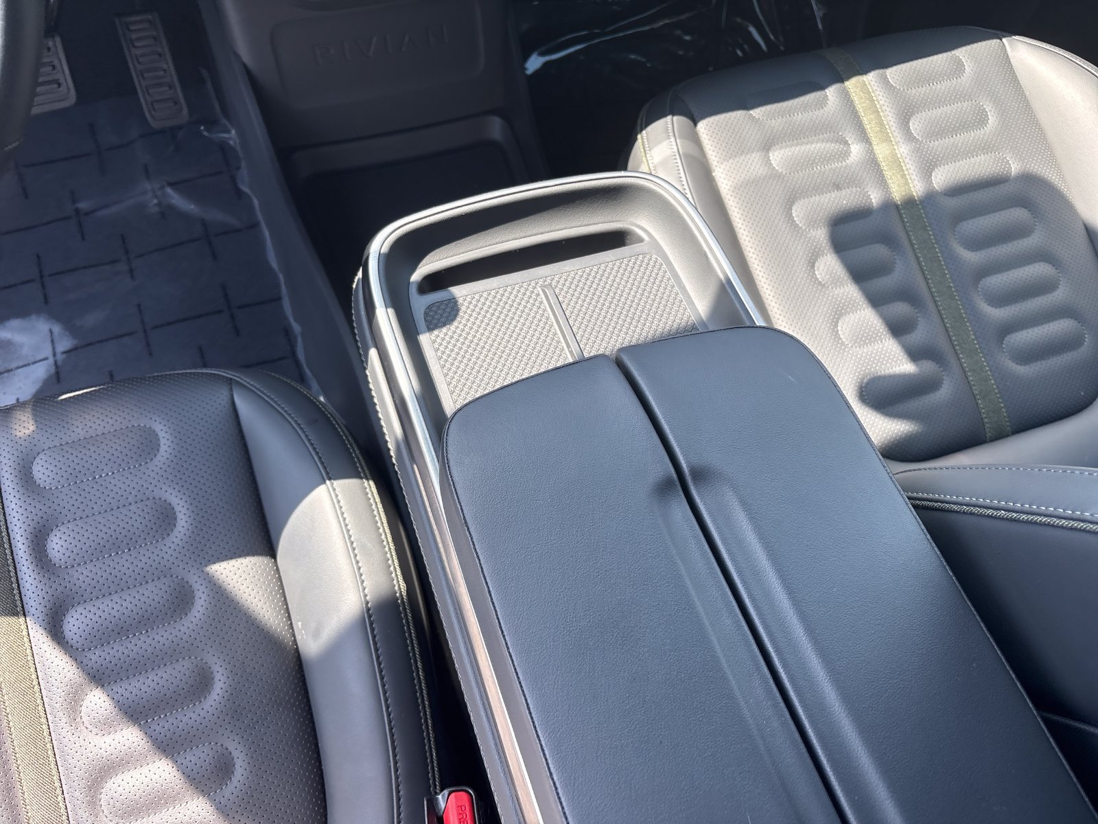 Used 2025 Rivian R1S Adventure Dual AWD/4WD image 40
