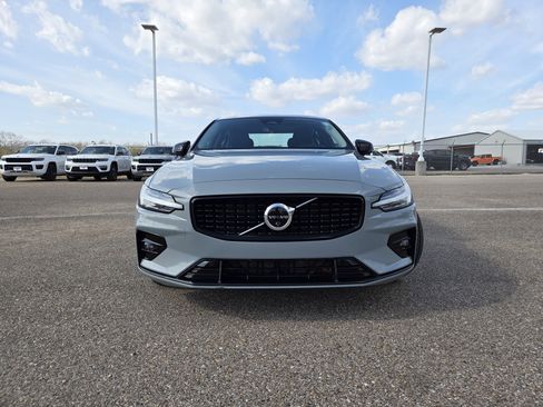Used 2024 Volvo S60 B5 Plus image 2