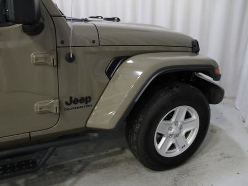 Used 2020 Jeep Gladiator Sport w/ Quick Order Package 24S AWD/4WD image 36