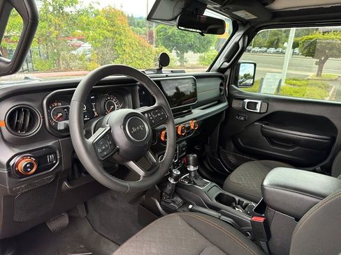 Used 2025 Jeep Gladiator Mojave w/ Convenience Group AWD/4WD image 15