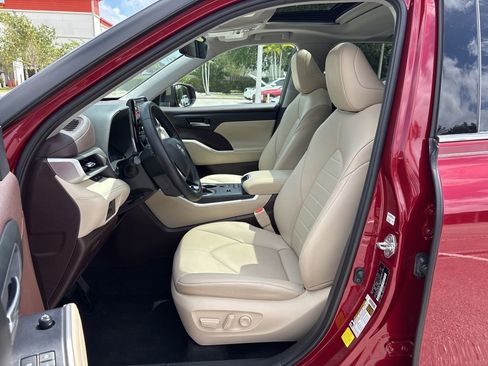 Used 2020 Toyota Highlander XLE FWD image 11