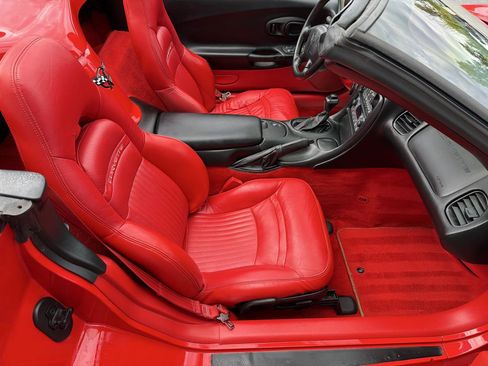 Used 2000 Chevrolet Corvette Convertible w/ Performance Handling Pkg RWD image 12