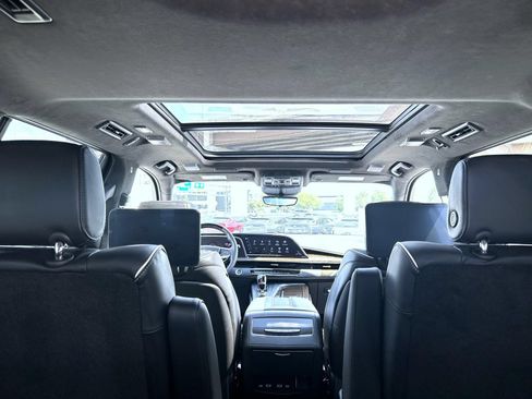 Certified 2024 Cadillac Escalade Premium Luxury Platinum w/ Heavy-Duty Trailer Package AWD/4WD image 31