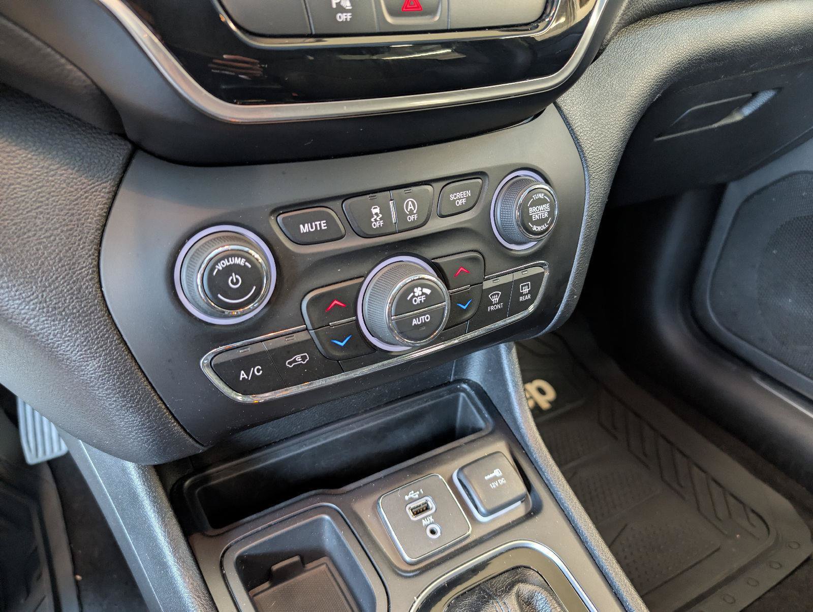 Used 2019 Jeep Cherokee Limited FWD image 28