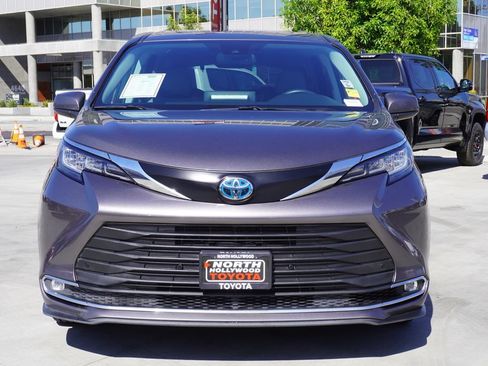 Certified 2023 Toyota Sienna XLE FWD image 3