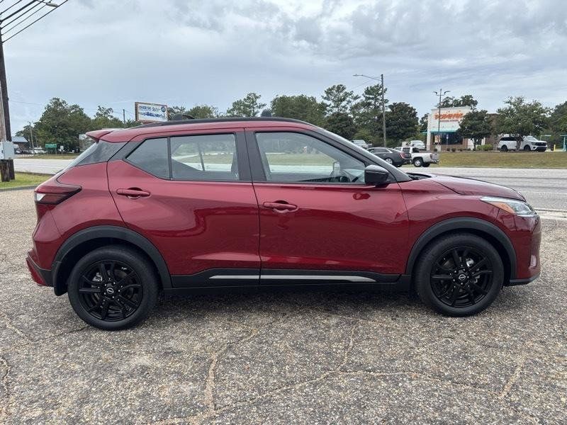 Used 2022 Nissan Kicks SR w/ Interior Electronics Package FWD image 6