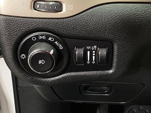 Used 2015 Jeep Cherokee Latitude w/ Cold Weather Group AWD/4WD image 19