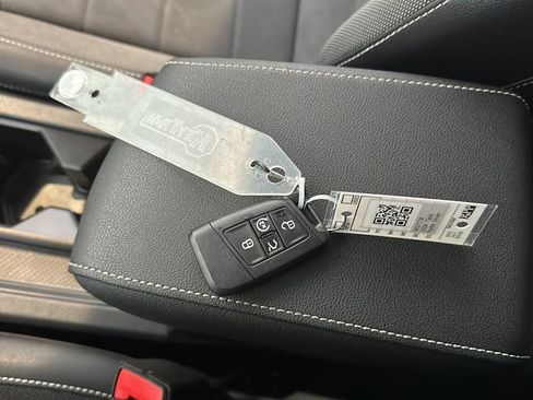 Used 2024 Volkswagen Taos SE image 27