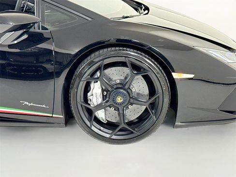 Used 2018 Lamborghini Huracan Performante AWD/4WD image 40