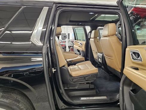 Used 2021 Chevrolet Suburban Premier w/ Premium Package image 35