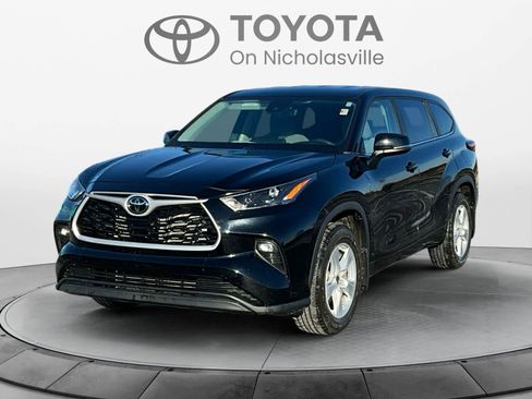 Used 2023 Toyota Highlander LE image 1