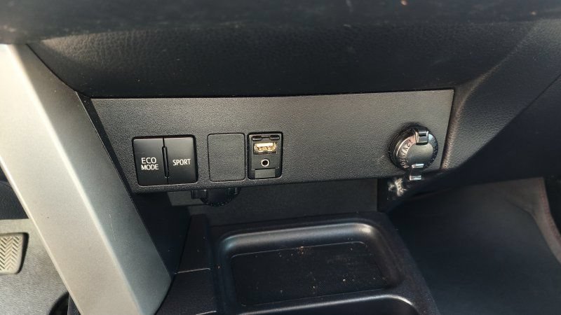 Used 2018 Toyota RAV4 LE FWD image 20