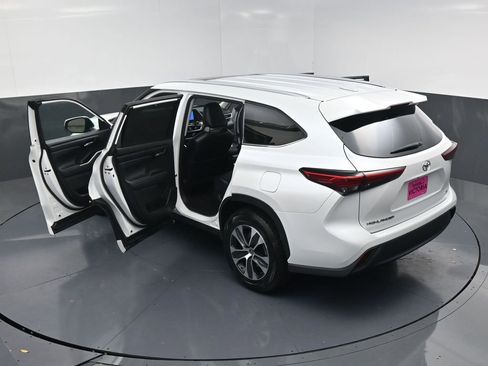 Used 2023 Toyota Highlander XLE image 21