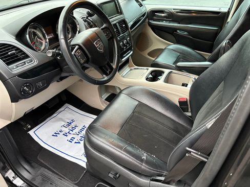 Used 2017 Dodge Grand Caravan SXT image 10