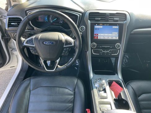 Used 2017 Ford Fusion SE w/ Fusion SE Technology Package image 4