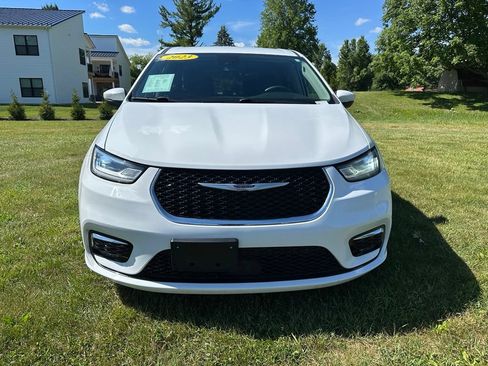 Used 2023 Chrysler Pacifica Touring-L FWD image 8