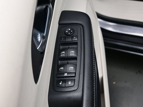 Used 2023 Chrysler Pacifica Touring-L FWD image 13
