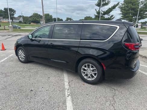 New 2025 Chrysler Pacifica Select w/ Uconnect Theater Family Group image 22